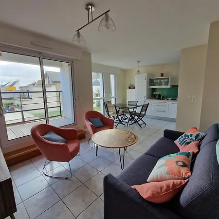 Comfortable Apartment, 50 M Sandy